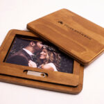 Caja para 15 fotos, con espacio USB