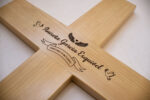 Cruz personalizada en madera sólida de pino - Image 3