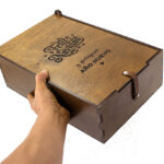 Cajita de madera personalizada para vino y snacks