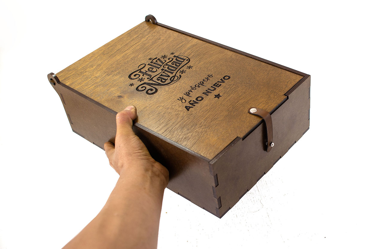 DSC_5982 Cajita de madera personalizada para vino y snacks - Image 1
